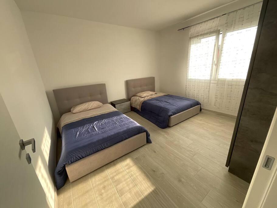 two beds in a bedroom with a window at Casa Giulietta in Padova