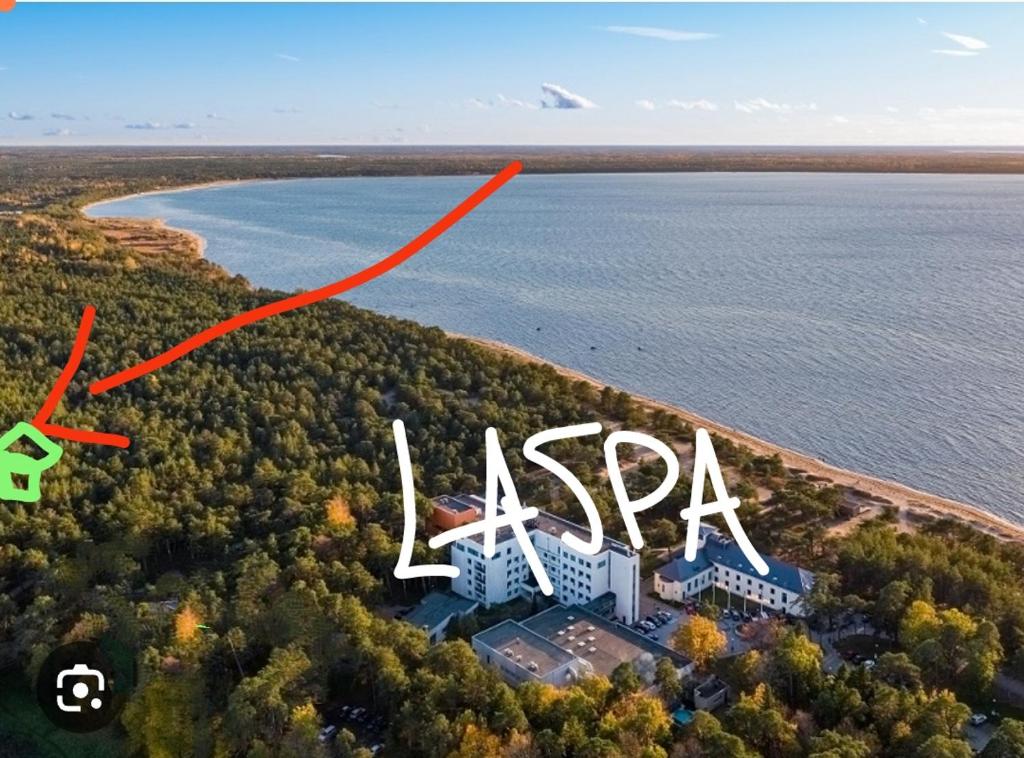 een luchtzicht op een eiland in het water bij Laulasmaa Sleeps in Laulasmaa