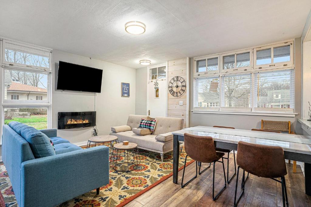 una sala de estar con un sofá y una mesa en Lee Getaway, en South Haven