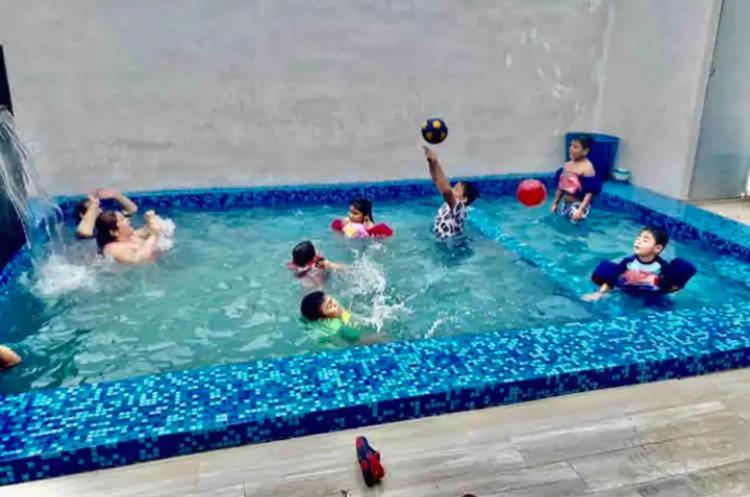 雷諾沙的住宿－Casa con Alberca en colonia Vista Hermosa，一群人在游泳池玩耍