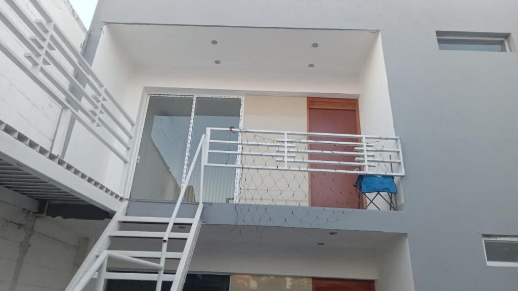 - un escalier dans un bâtiment avec balcon dans l'établissement DEPARTAMENTO 2 RECAMARAS, RENTA POR DIA CULIACAN, CERCA AEROPUERTO, à Bachigualato