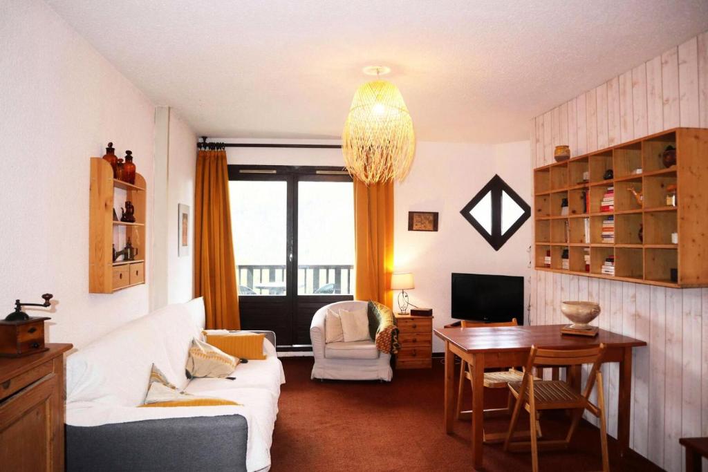 un salon avec un canapé et une table dans l'établissement Résidence Orrianes Sources - Coeur de station les Orres 1650 MAE-6221, aux Orres