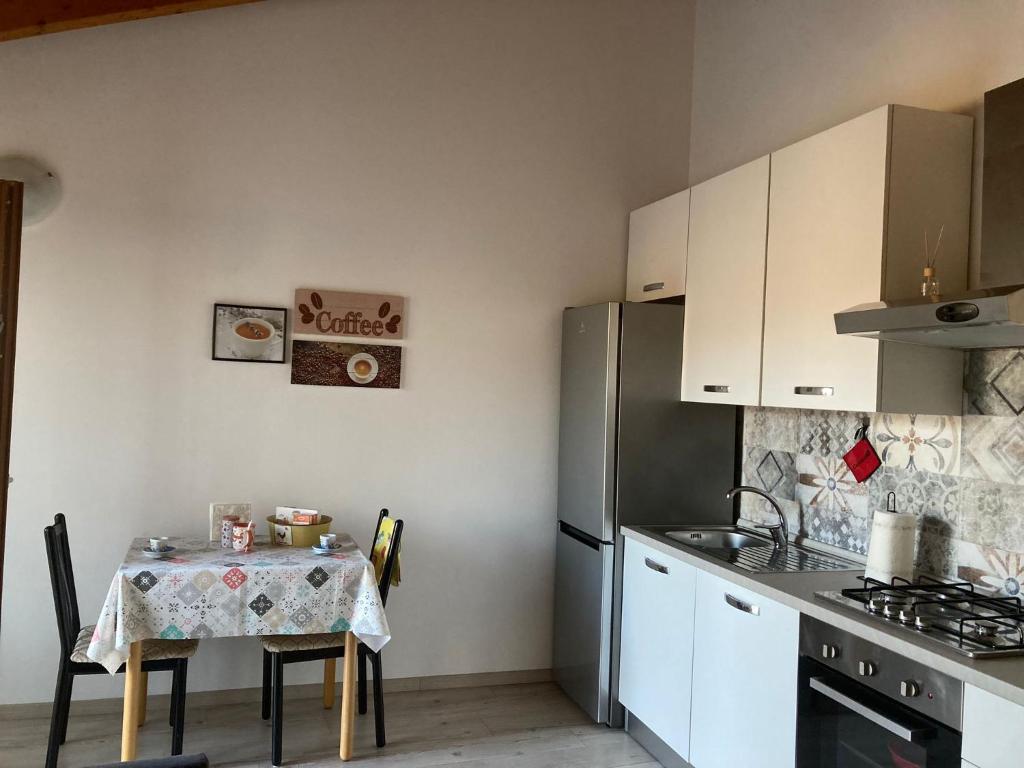 Oasi Verde في Palazzago: مطبخ صغير مع طاولة وثلاجة