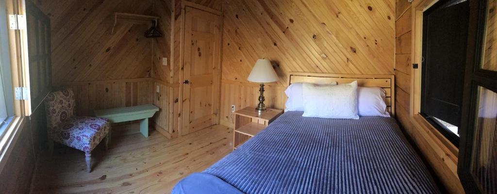 Postel nebo postele na pokoji v ubytování Bison Hollow Hideaway