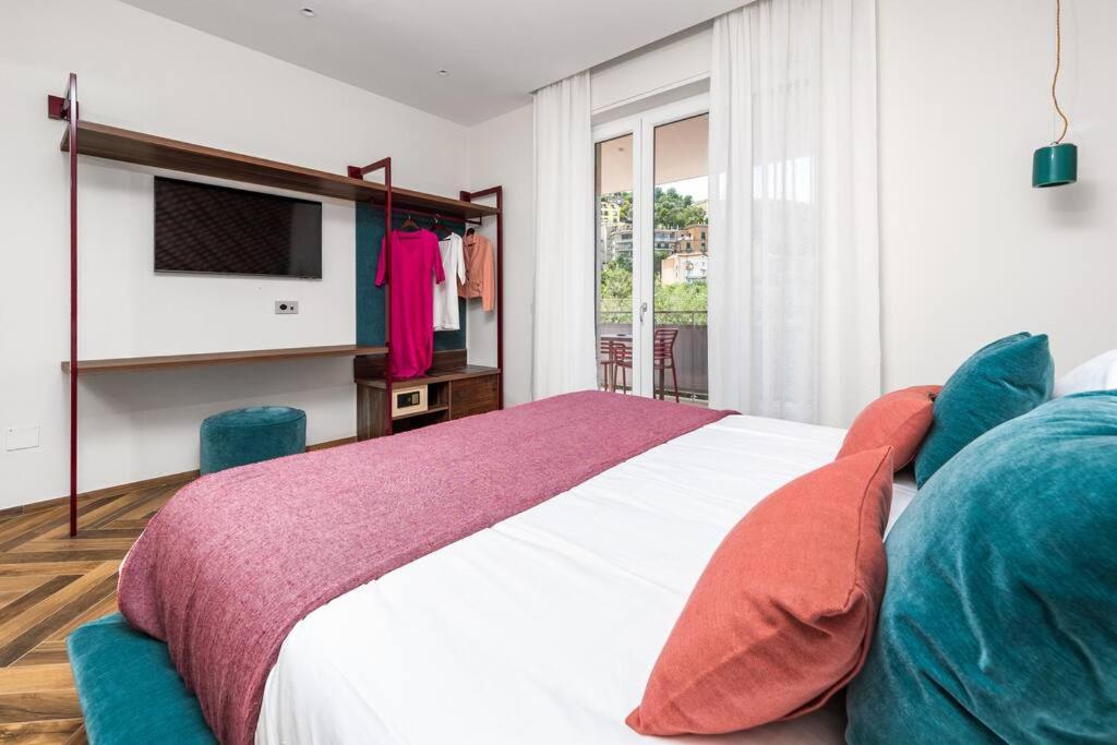 1 dormitorio con 1 cama grande y TV en Funky House Sorrento_De Vivo Realty, en Sorrento