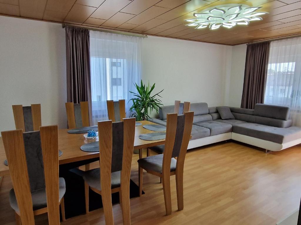 a living room with a table and a couch at TOP 3-Zimmerwohnung nähe Kurpark in Bad Rappenau