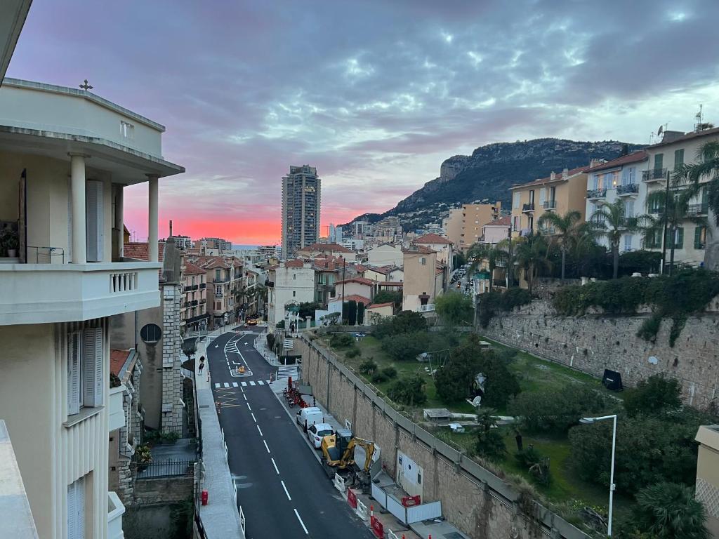 a view of a city with a street and buildings at Charmant studio alle porte di Monte-Carlo in Beausoleil