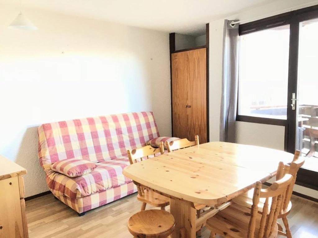 un salon avec une table et un canapé dans l'établissement Résidence Le Cairn - COEUR DE STATION Les Orres 1650 - Rés. LE CAIRN - Appart. T2 6 Pers. MAE-6461, aux Orres