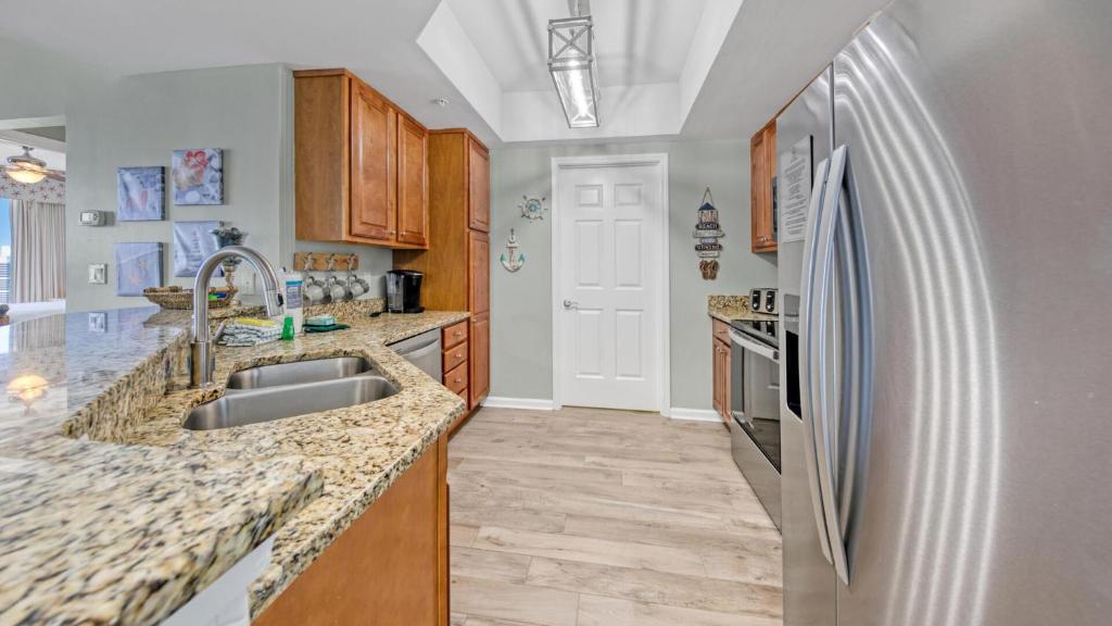 eine Küche mit Spüle und Kühlschrank in der Unterkunft St Lucia 1204 a Luxury Condo with Gulf Views in Destin