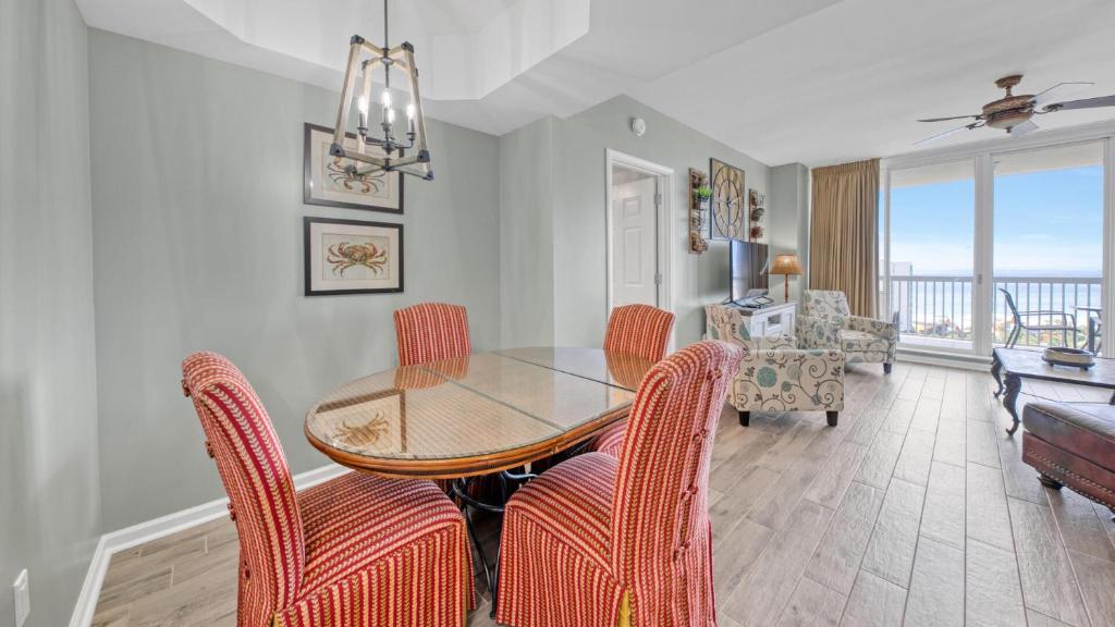 ein Esszimmer mit einem Glastisch und Stühlen in der Unterkunft St Lucia 1204 a Luxury Condo with Gulf Views in Destin