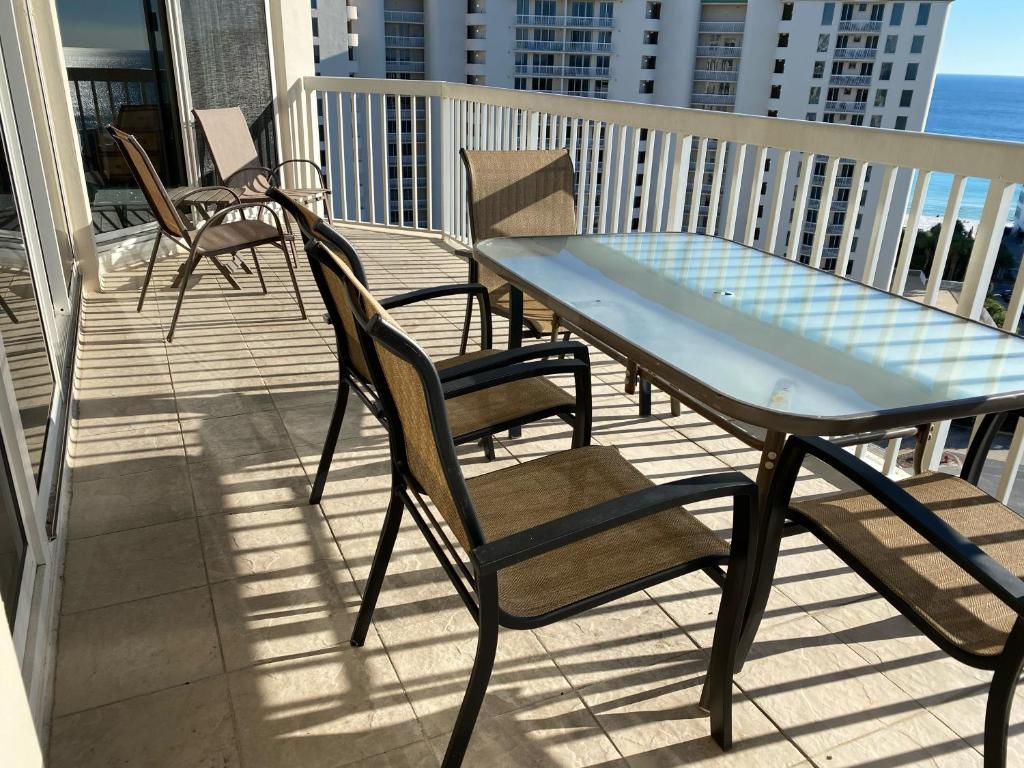 Ein Balkon oder eine Terrasse in der Unterkunft St Lucia 1204 a Luxury Condo with Gulf Views