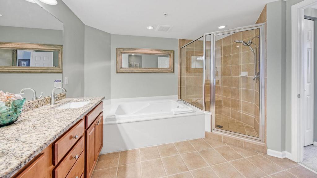 Ein Badezimmer in der Unterkunft St Lucia 1204 a Luxury Condo with Gulf Views