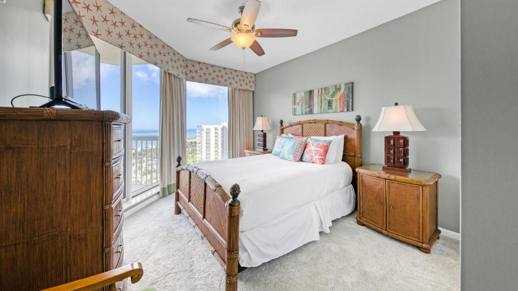 Ein Bett oder Betten in einem Zimmer der Unterkunft St Lucia 1204 a Luxury Condo with Gulf Views