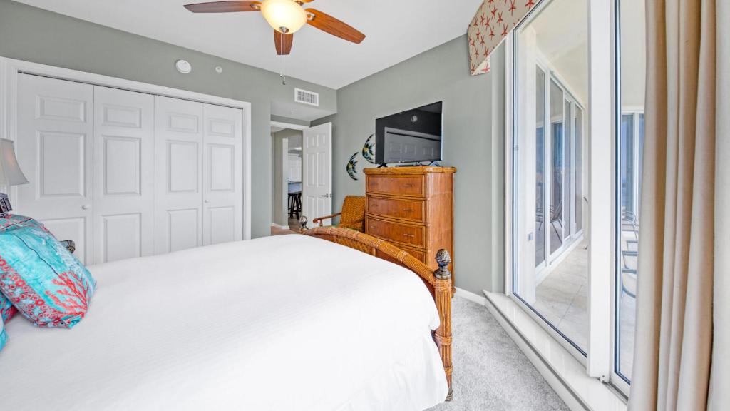 Ein Bett oder Betten in einem Zimmer der Unterkunft St Lucia 1204 a Luxury Condo with Gulf Views