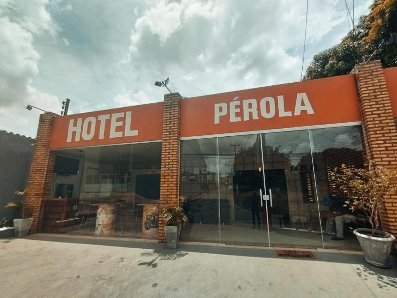 庫亞巴的住宿－Hotel Perola Ltda，标有读酒店标牌的酒店