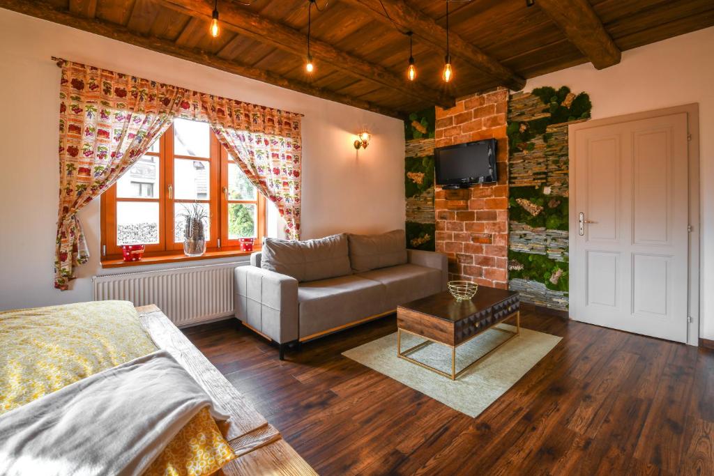 Televízia a/alebo spoločenská miestnosť v ubytovaní Apartmány Berries