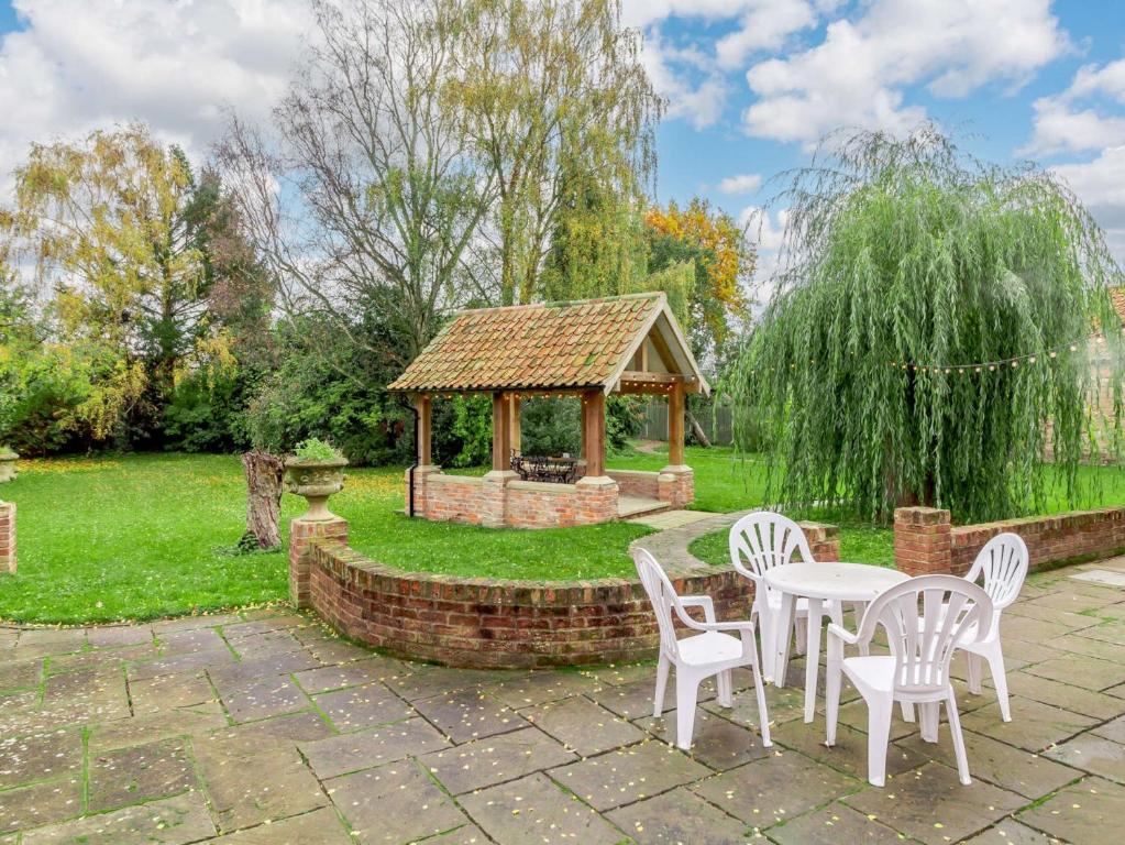 d'une terrasse avec une table, des chaises et un kiosque. dans l'établissement 5 Bed in Wisbech 90134, à Wisbech