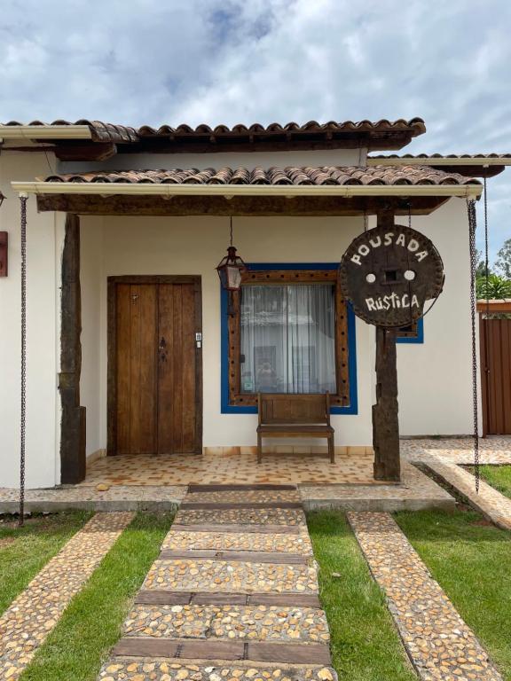 una casa con un cartel delante en Pousada Rústica, en Tiradentes