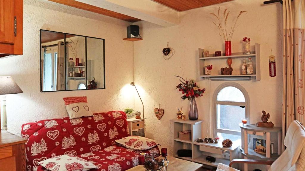 萊索爾的住宿－Résidence L'horizon - Studio pour 5 Personnes 641，客厅设有红色的沙发和窗户。