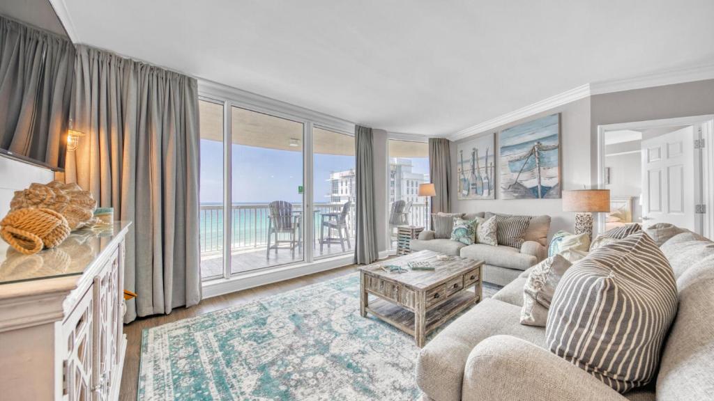 ein Wohnzimmer mit einer Couch und einem Tisch in der Unterkunft St Maarten 907 a Newly Renovated Luxury Beach Front 3 Bedroom 9th Floor Private Elevator in Destin
