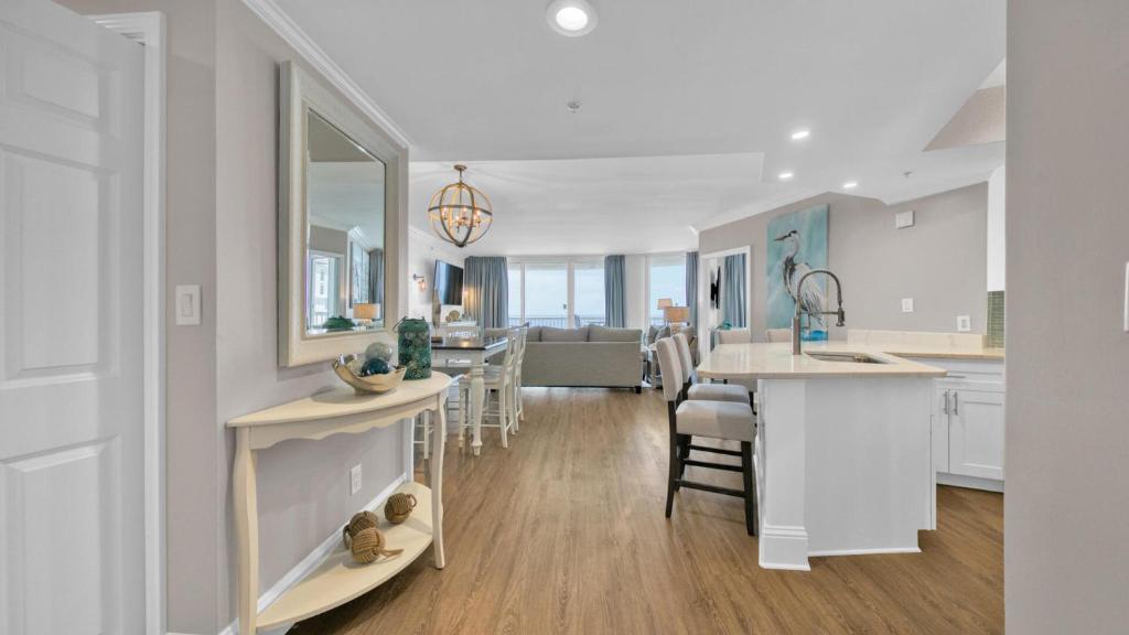 eine Küche und ein Wohnzimmer mit weißen Schränken und ein Esszimmer in der Unterkunft St Maarten 907 a Newly Renovated Luxury Beach Front 3 Bedroom 9th Floor Private Elevator in Destin