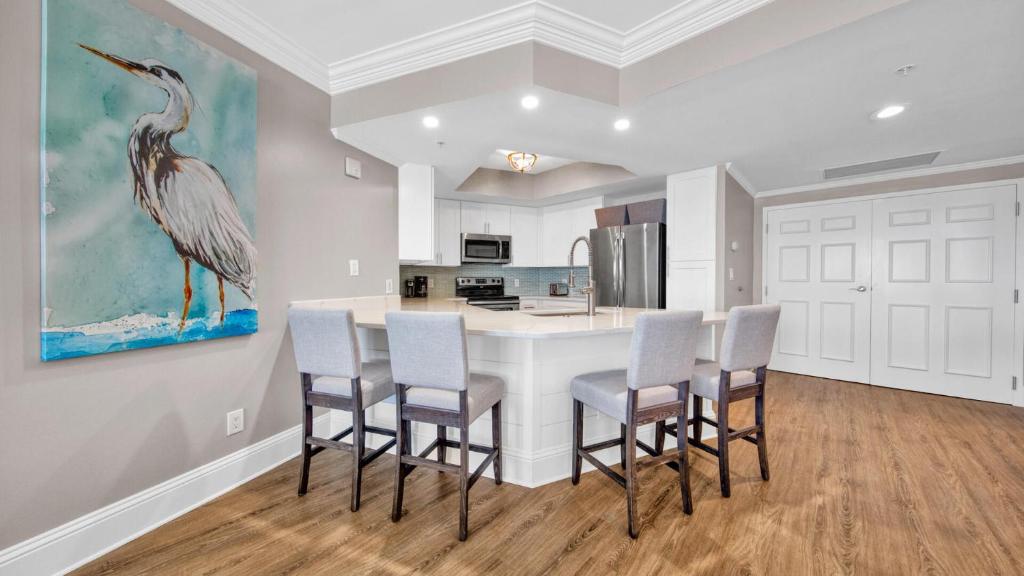 eine Küche mit einem Vogelgemälde an der Wand in der Unterkunft St Maarten 907 a Newly Renovated Luxury Beach Front 3 Bedroom 9th Floor Private Elevator in Destin