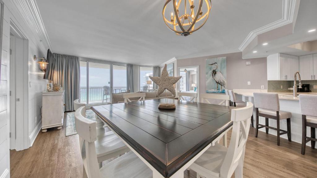 ein Esszimmer und eine Küche mit Tisch und Stühlen in der Unterkunft St Maarten 907 a Newly Renovated Luxury Beach Front 3 Bedroom 9th Floor Private Elevator in Destin