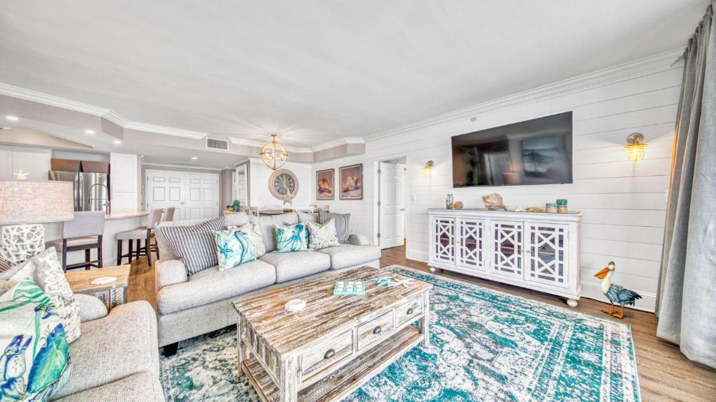 Ein Sitzbereich in der Unterkunft St Maarten 907 a Newly Renovated Luxury Beach Front 3 Bedroom 9th Floor Private Elevator