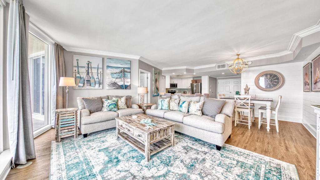 Ein Sitzbereich in der Unterkunft St Maarten 907 a Newly Renovated Luxury Beach Front 3 Bedroom 9th Floor Private Elevator