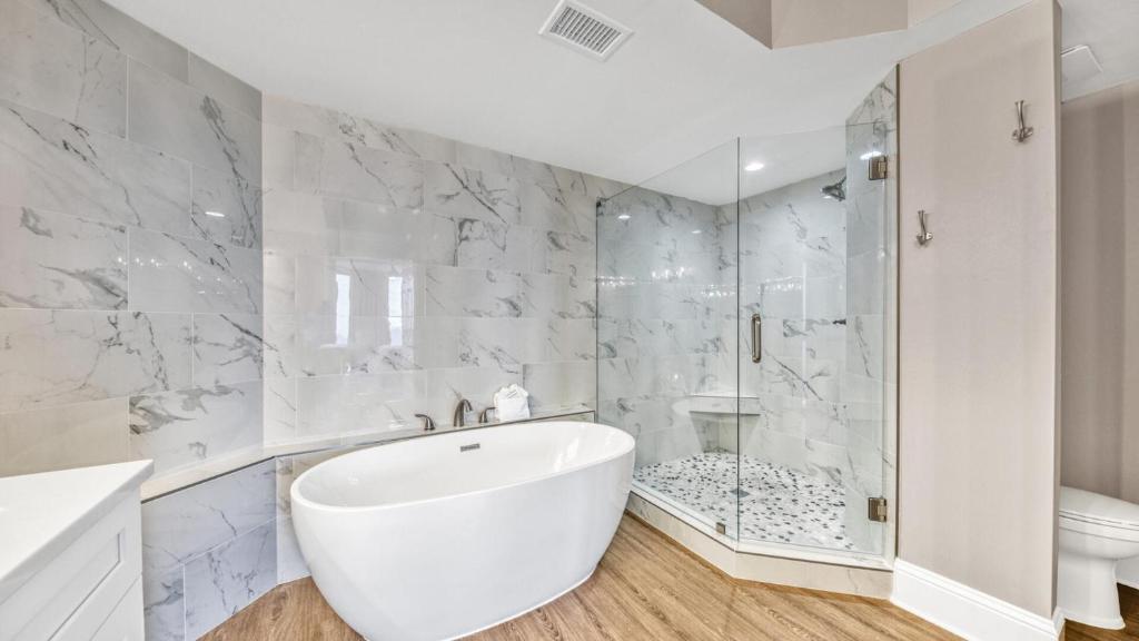 Ein Badezimmer in der Unterkunft St Maarten 907 a Newly Renovated Luxury Beach Front 3 Bedroom 9th Floor Private Elevator