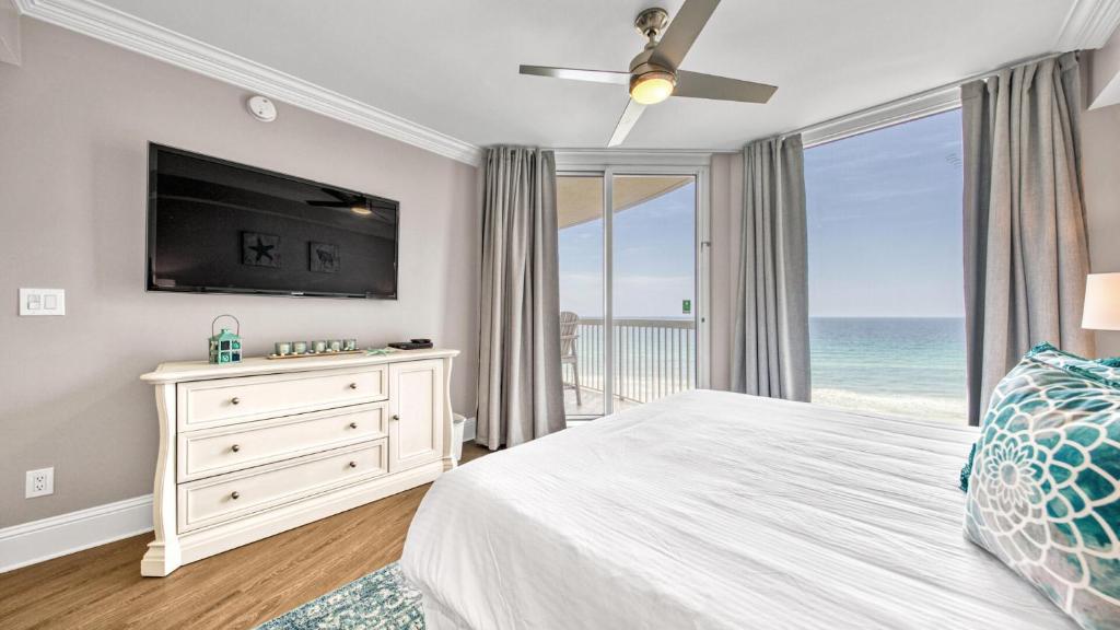 TV&#47;Unterhaltungsangebot in der Unterkunft St Maarten 907 a Newly Renovated Luxury Beach Front 3 Bedroom 9th Floor Private Elevator