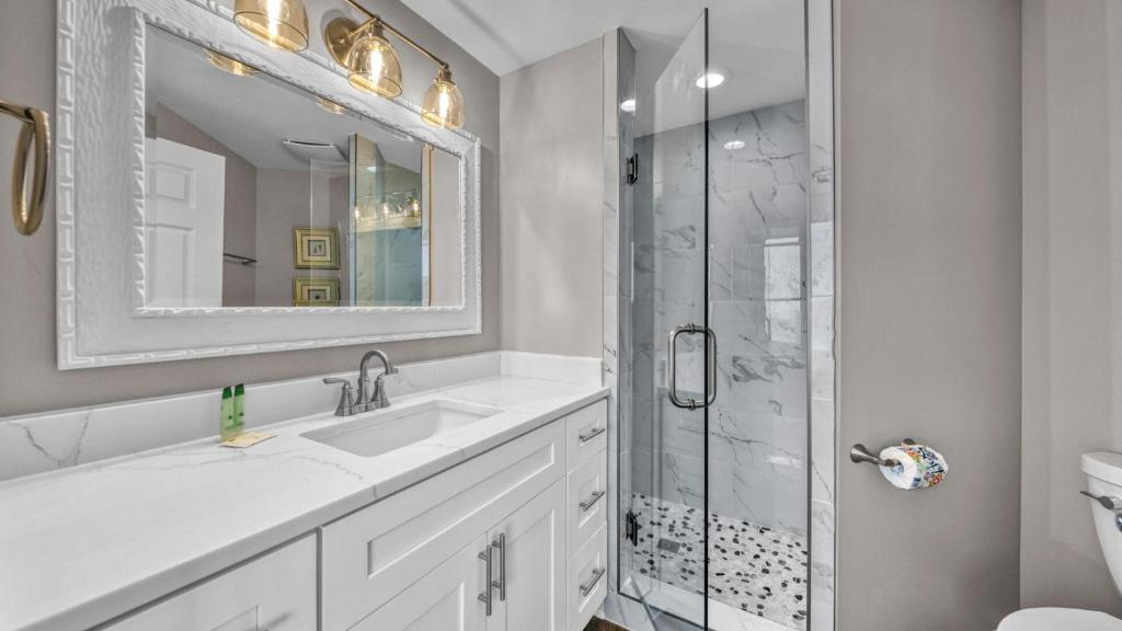 Ein Badezimmer in der Unterkunft St Maarten 907 a Newly Renovated Luxury Beach Front 3 Bedroom 9th Floor Private Elevator