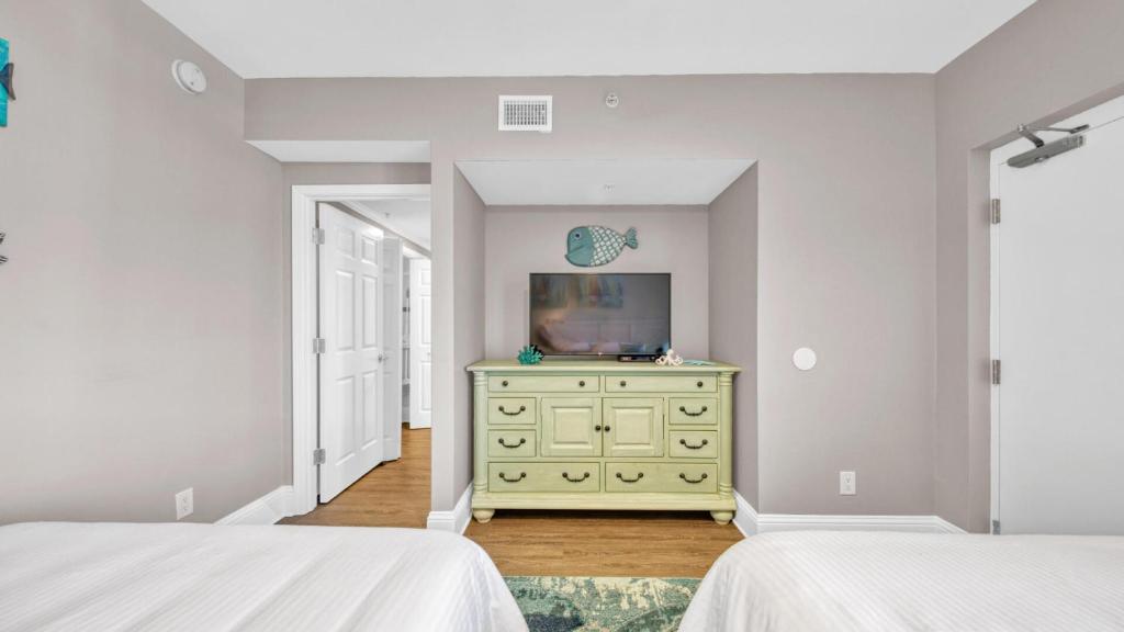 Ein Bett oder Betten in einem Zimmer der Unterkunft St Maarten 907 a Newly Renovated Luxury Beach Front 3 Bedroom 9th Floor Private Elevator