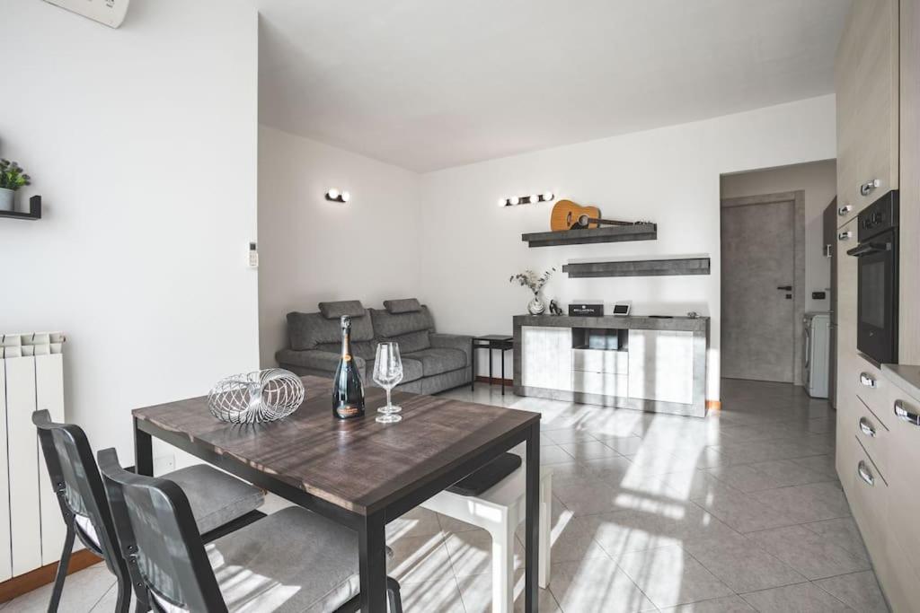 y sala de estar con mesa de comedor y sillas. en La Corte Apartment [Monza - Milano] + free Wi-Fi, en Lissone