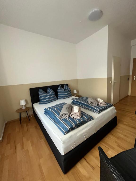 um quarto com uma cama com lençóis azuis e brancos em Zimmer- Pension-Gästehaus em Meine