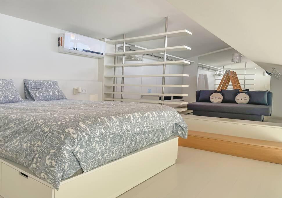 1 dormitorio con 1 cama grande y una escalera en Radazul Seafront Marina 9, en El Rosario