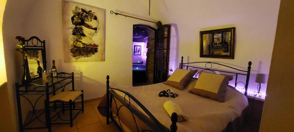 Postel nebo postele na pokoji v ubytování chambre love romantique avec spa privée