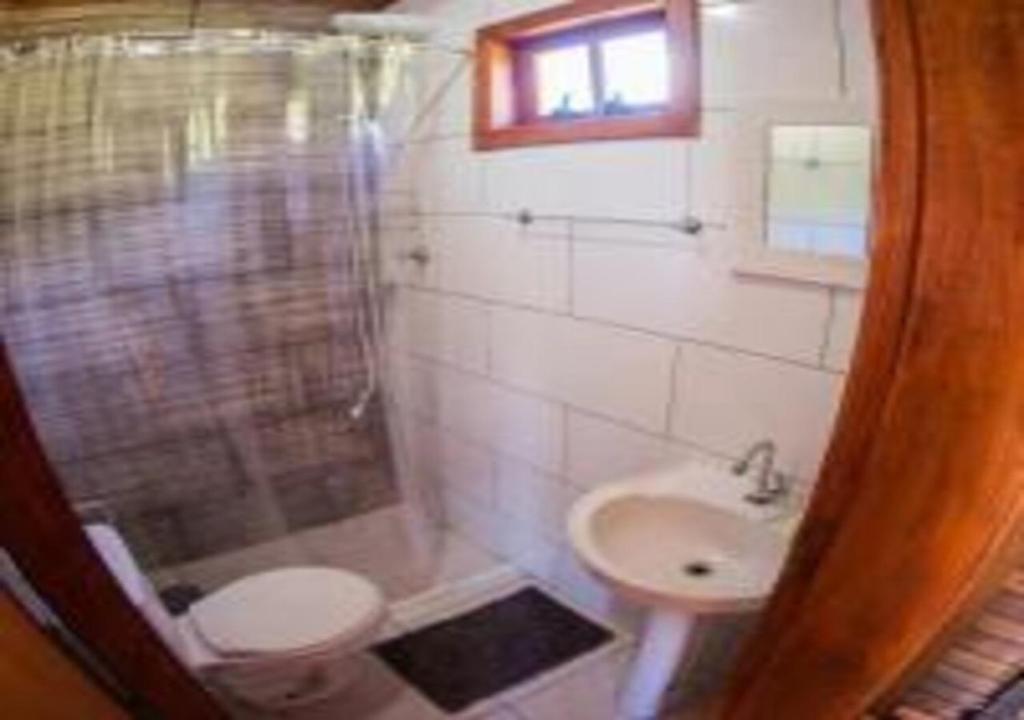 uma casa de banho com um chuveiro, um WC e um lavatório. em Cabana Deck 2 em Orleans
