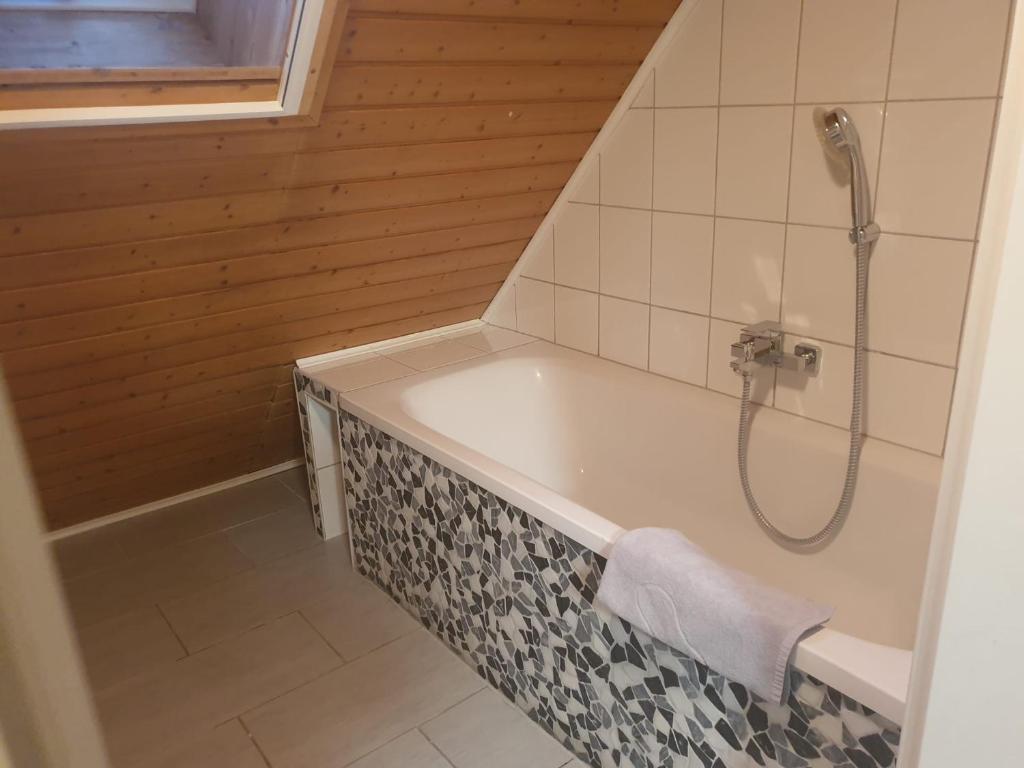 La salle de bains est pourvue d'une baignoire et d'une douche. dans l'établissement Apartment da Luiz Salvatore, à Wurmlingen
