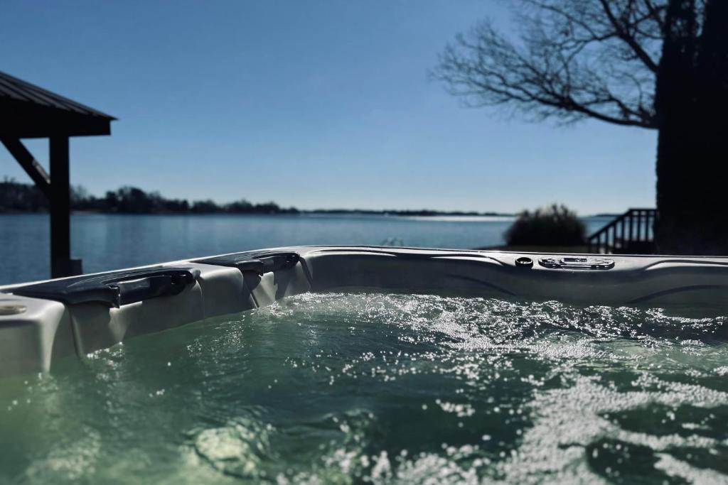 Bear Creek Lodge by AvantStay Lakefront Dock, Mooresville (updated