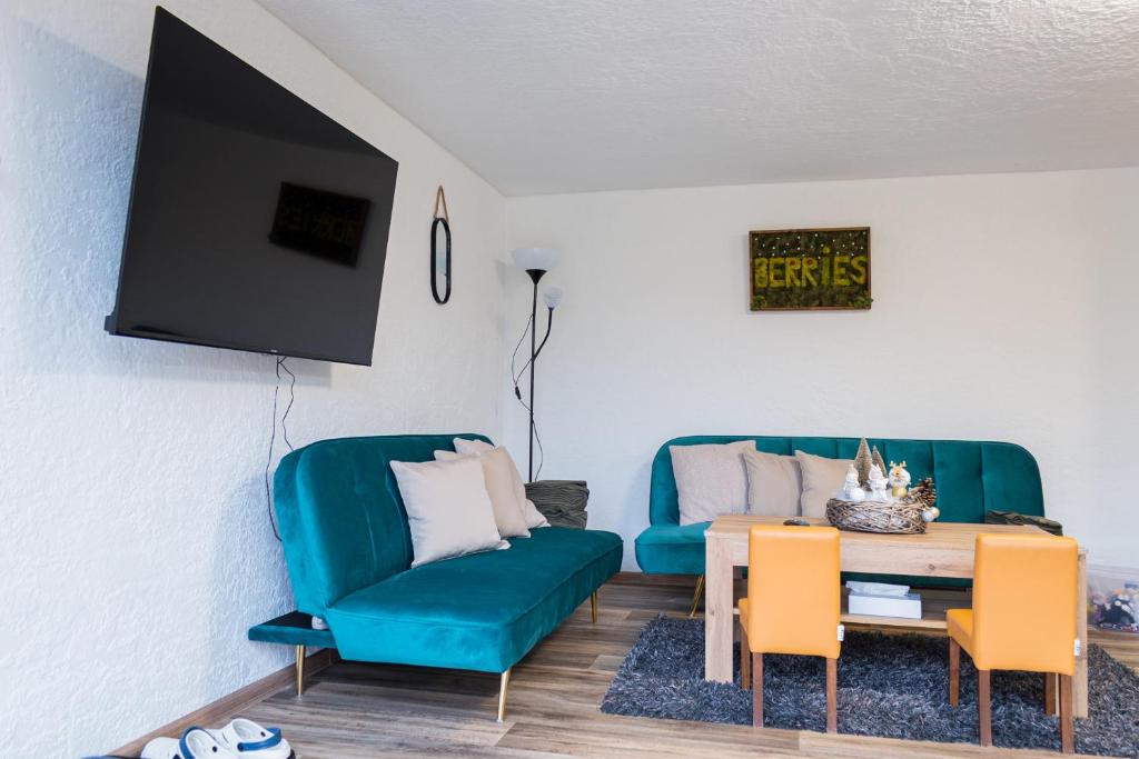 Televízia a/alebo spoločenská miestnosť v ubytovaní Apartmány Berries