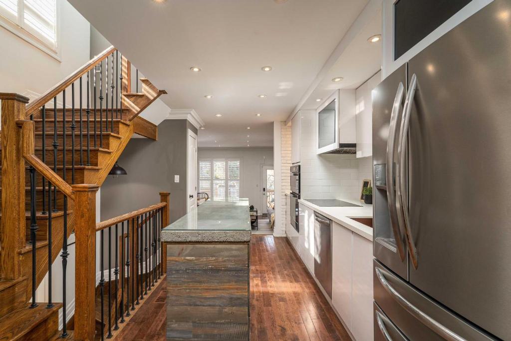 Beautiful 3BR House in the Heart of Greek Town, Toronto (updated prices