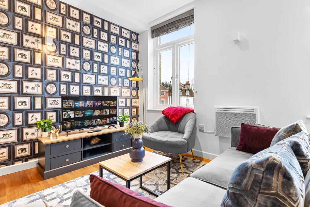 a living room with a wall of plates on the wall at Stylish One Bedroom Flat - Sleeps 3 - Near Heathrow, Windsor Castle, Thorpe Park - Staines London TW18 in Staines upon Thames