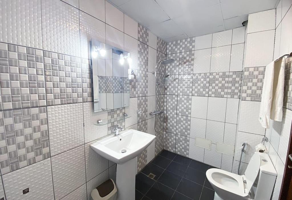 Koupelna v ubytování Double twins Hotel & Suites