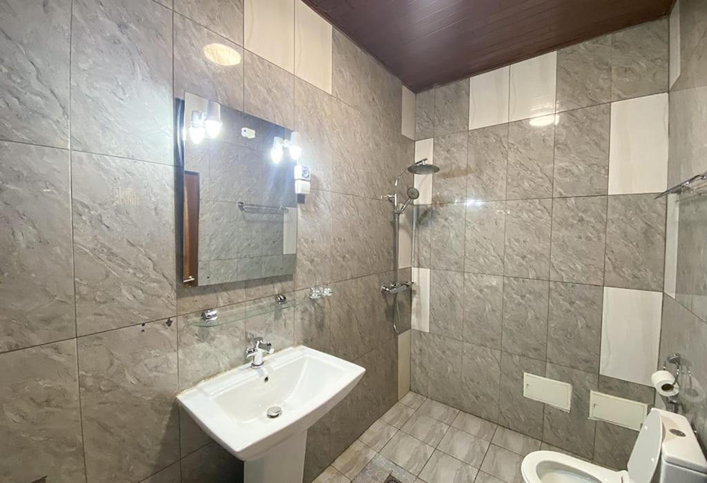 Koupelna v ubytování Double twins Hotel & Suites