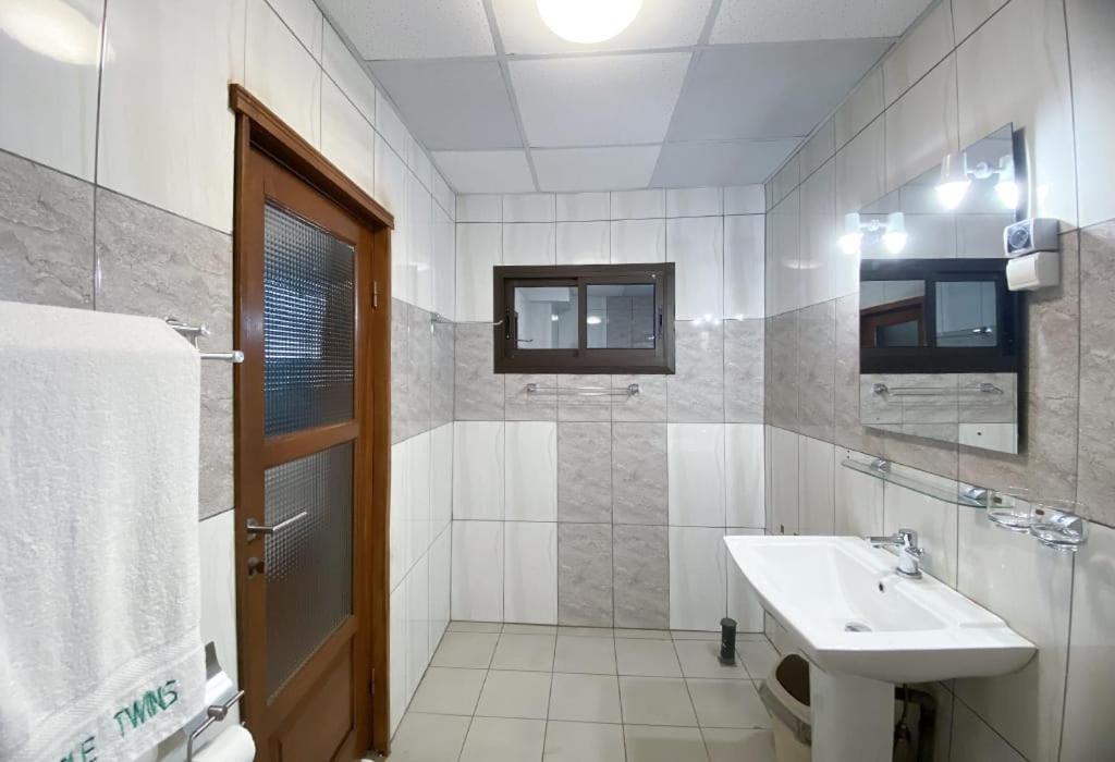 Koupelna v ubytování Double twins Hotel & Suites