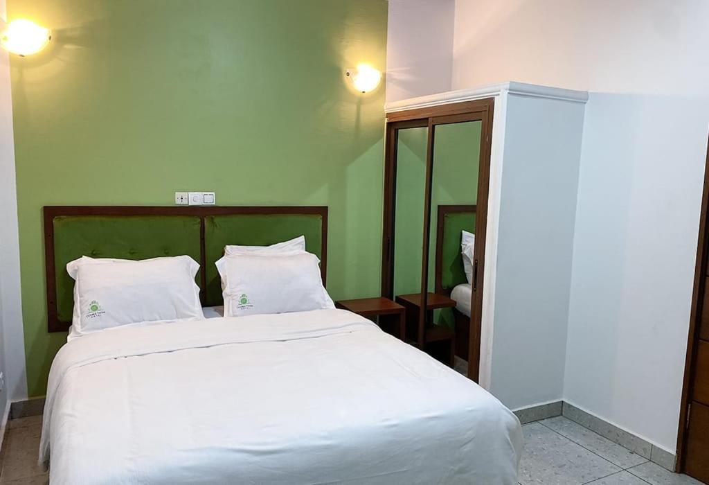 Postel nebo postele na pokoji v ubytování Double twins Hotel & Suites