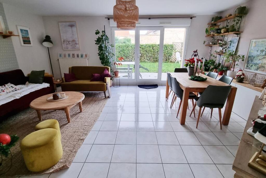 a living room with a couch and a table at Belle Maison proche base nautique olympique et Disney in Torcy