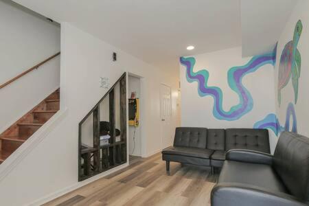 大西洋城的住宿－Arcade Nook & New Sea Turtle Mural- 3BR，带沙发和楼梯的客厅