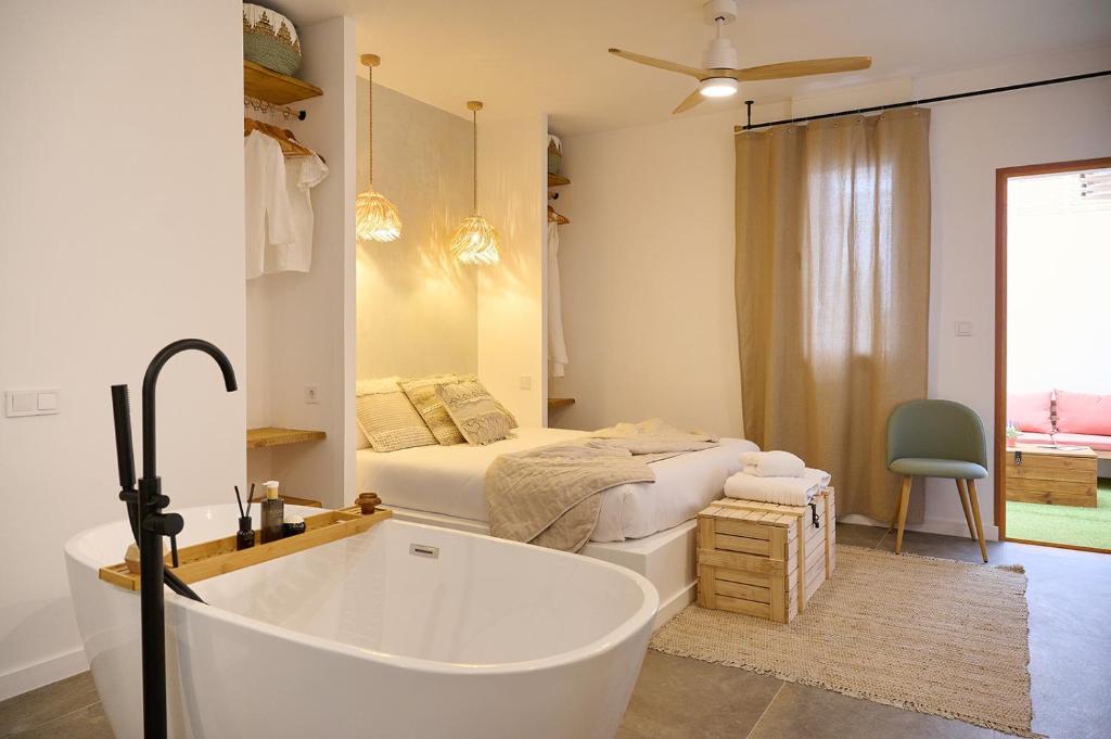 Un baño con bañera y una cama. en Casa Del Amanecer House Boutique Altea, en Altea